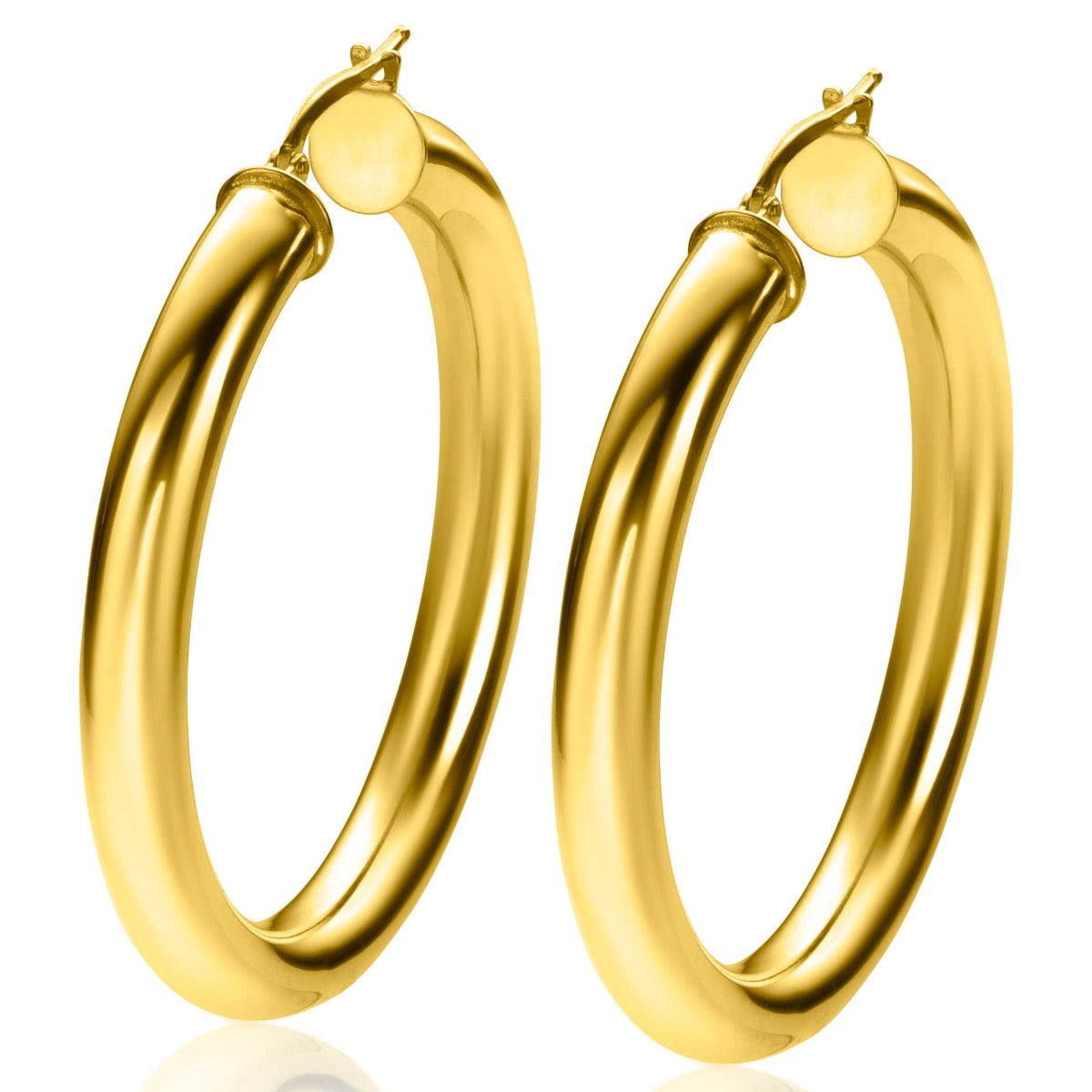 Gouden, vergulde creolen met een gladde afwerking en een eenvoudige sluiting.
