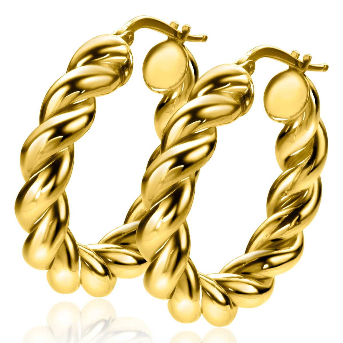 Gouden, gedraaide creolen met een glanzende afwerking.