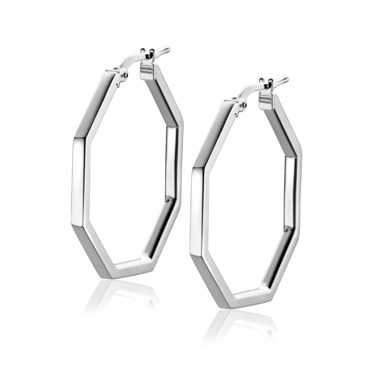 Zilveren hexagonale oorbellen met een strakke, moderne afwerking.