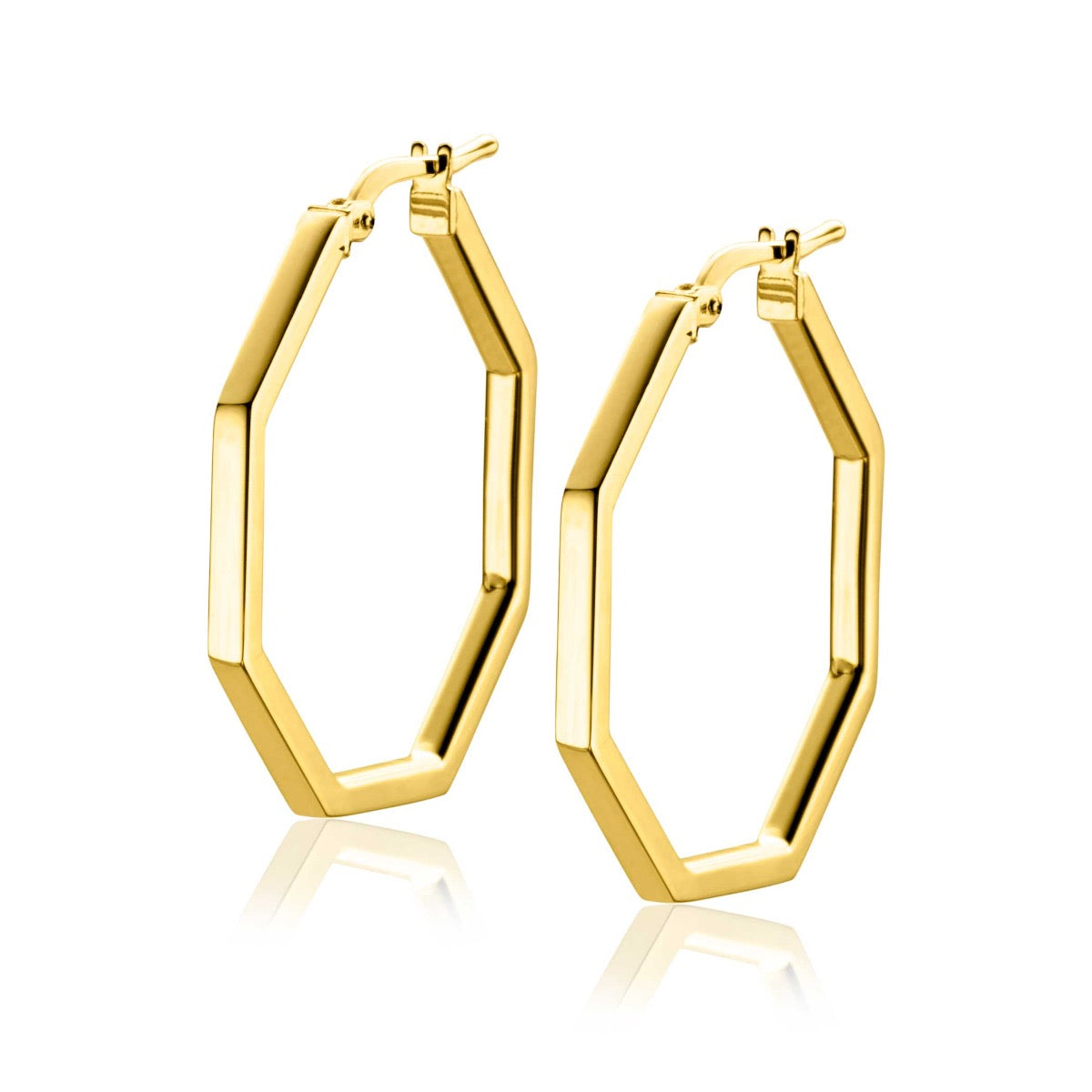 Gouden, hexagonale oorbellen met een glanzende afwerking.