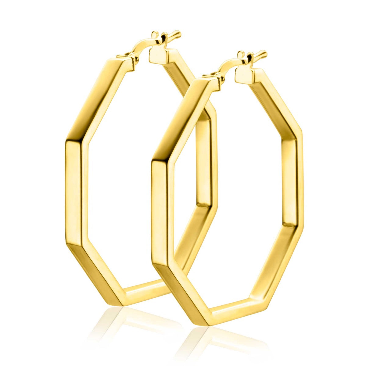 Gouden, hexagonale oorbellen met een glanzende afwerking en een sluiting aan de bovenkant.