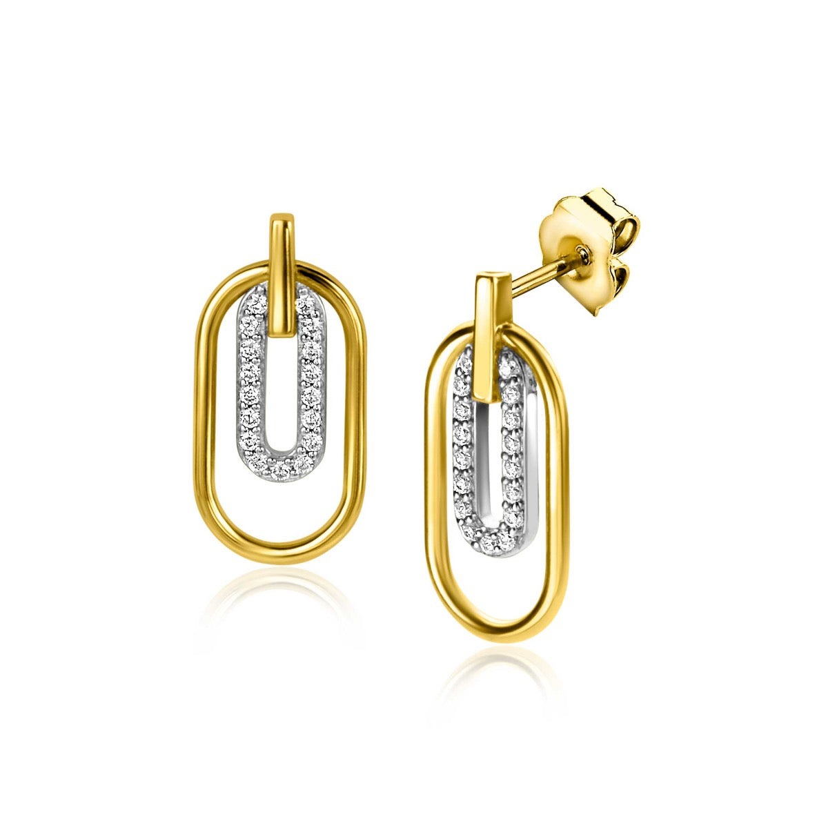 Gouden oorbellen met een hangend, ovalen ontwerp en een glinsterende, zilverkleurige schakel bezet met steentjes.