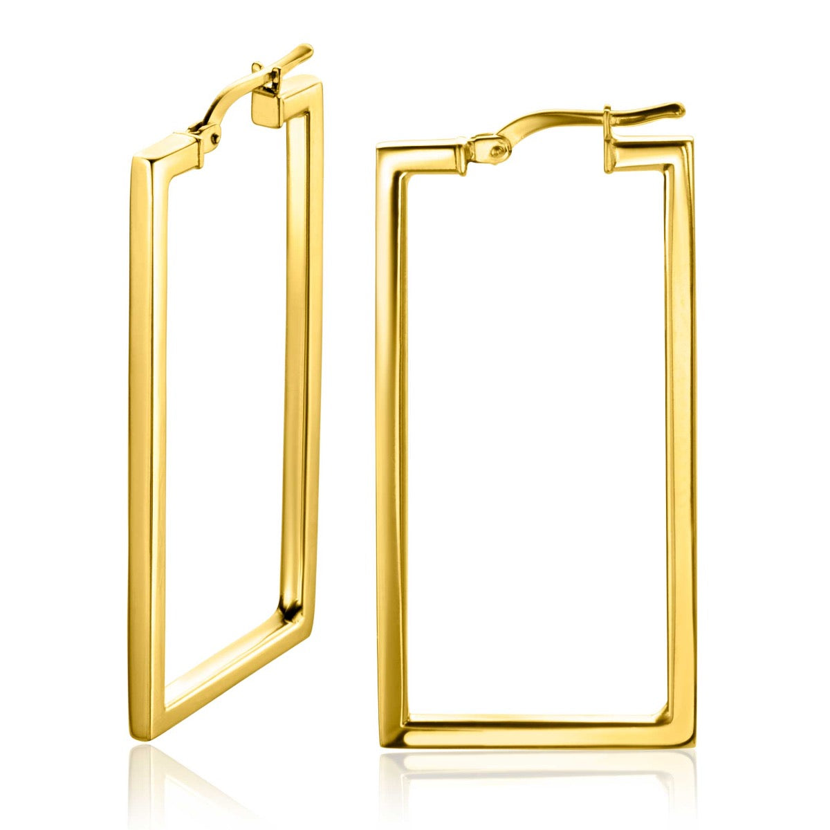 Gouden, rechthoekige oorbellen met een strakke, moderne afwerking.