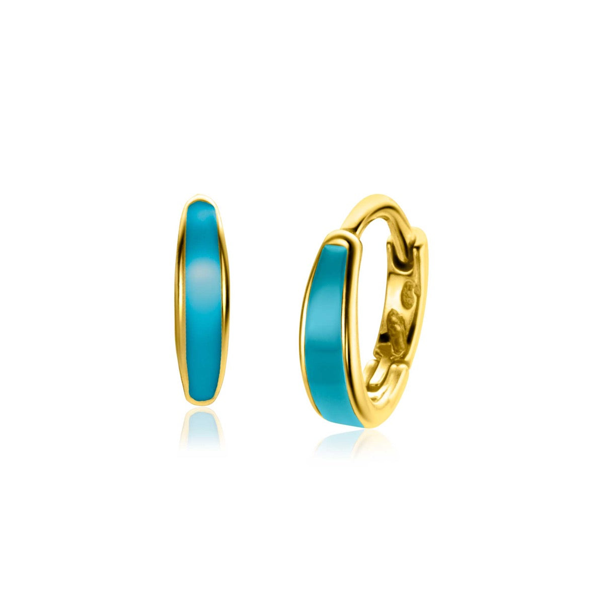 Gouden oorbellen met een glanzende turquoise kleur en een moderne, ronde vorm.
