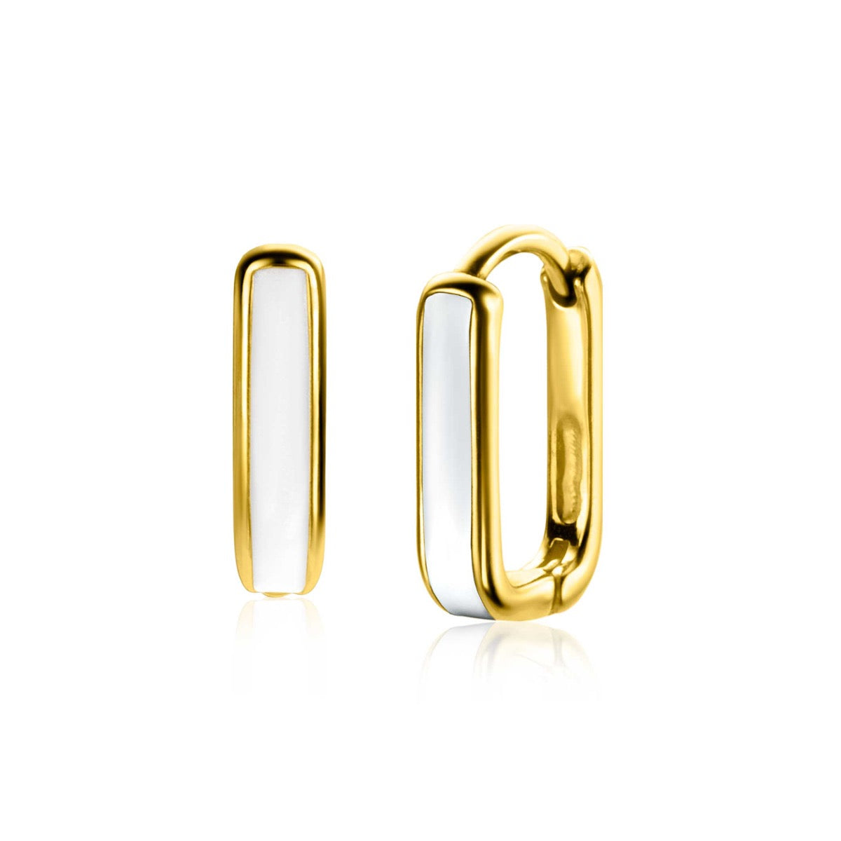 Gouden oorbellen met een strakke, rechthoekige vorm en witte accenten.