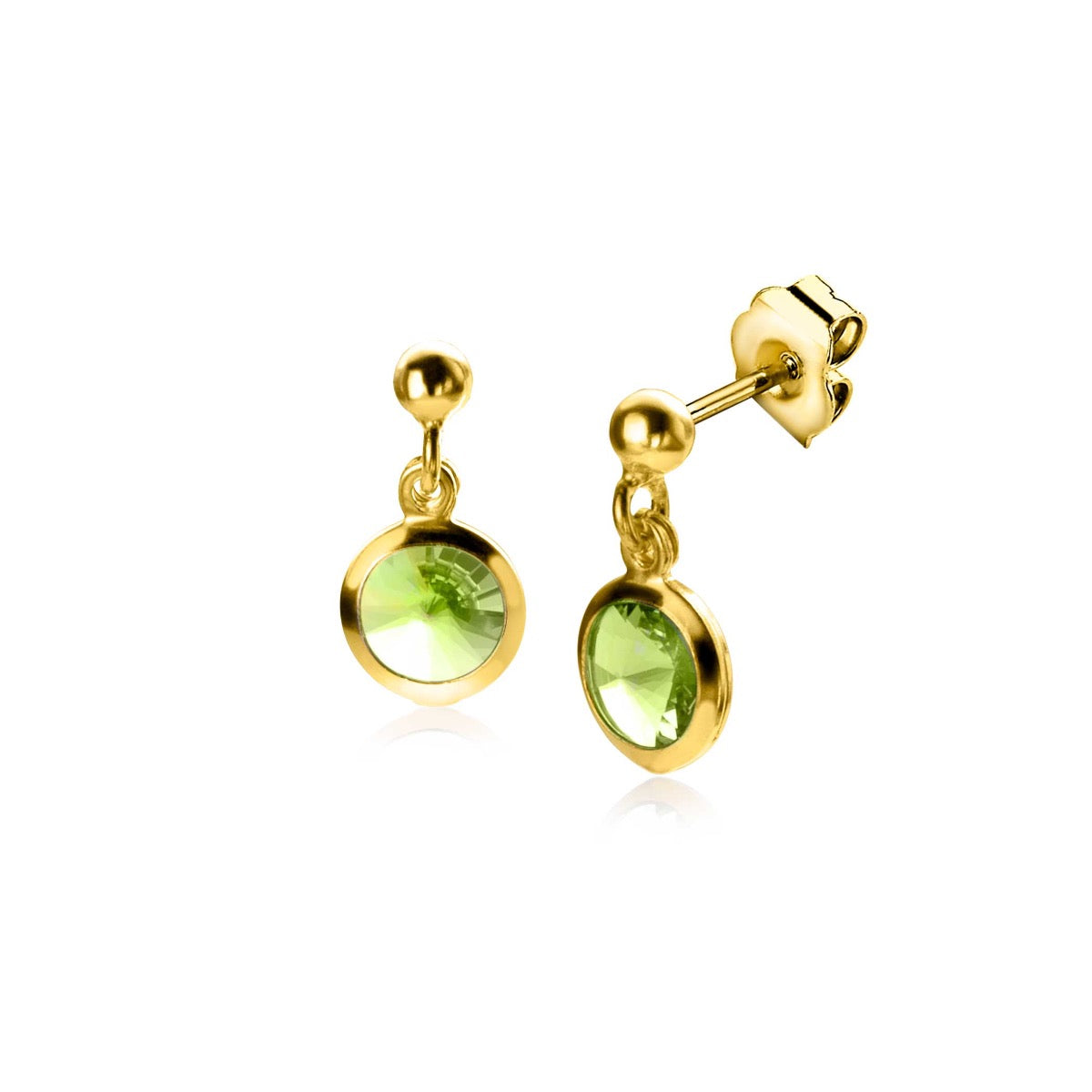 Gouden oorbellen met een groene, ronde steen en een hangende schijf.