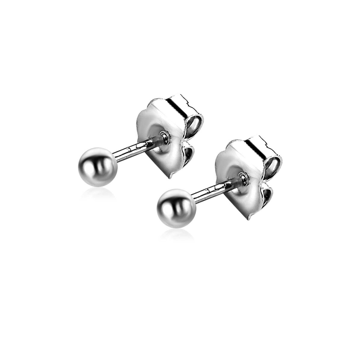 Zilveren oorbellen met een ronde bal en een eenvoudige stud sluiting.