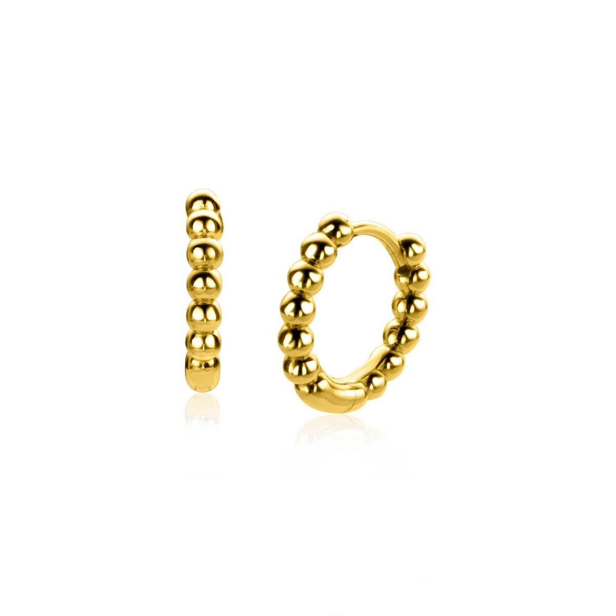 Gouden oorbellen met bolletjesdesign, uitgevoerd in verguld metaal.