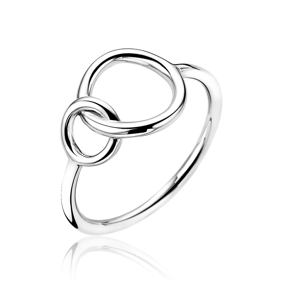 Zilveren ring met twee overlappende, gladde ringen in een moderne, minimalistische stijl.
