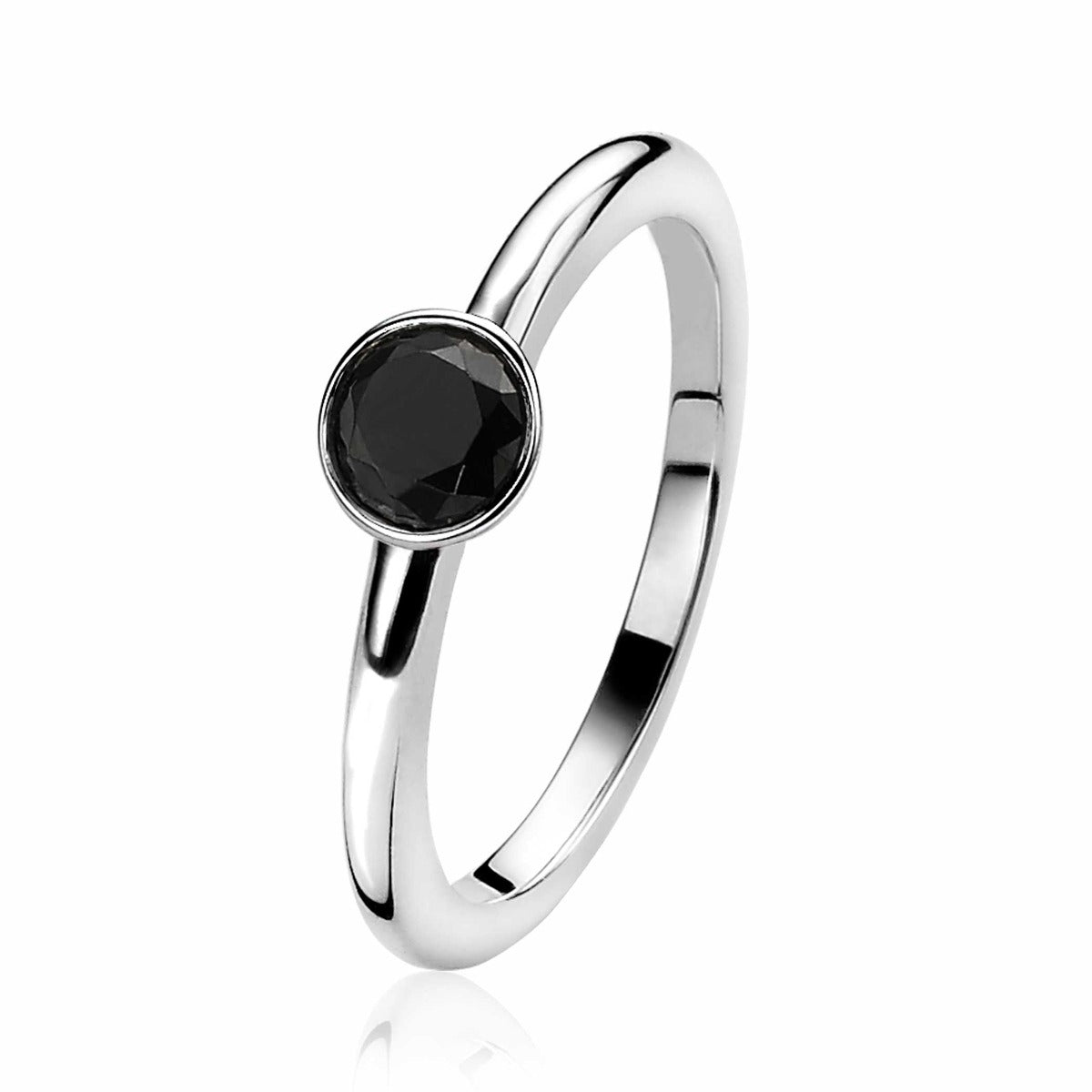 Zilveren ring met een ronde, zwarte facet geslepen steen in een eenvoudige setting.