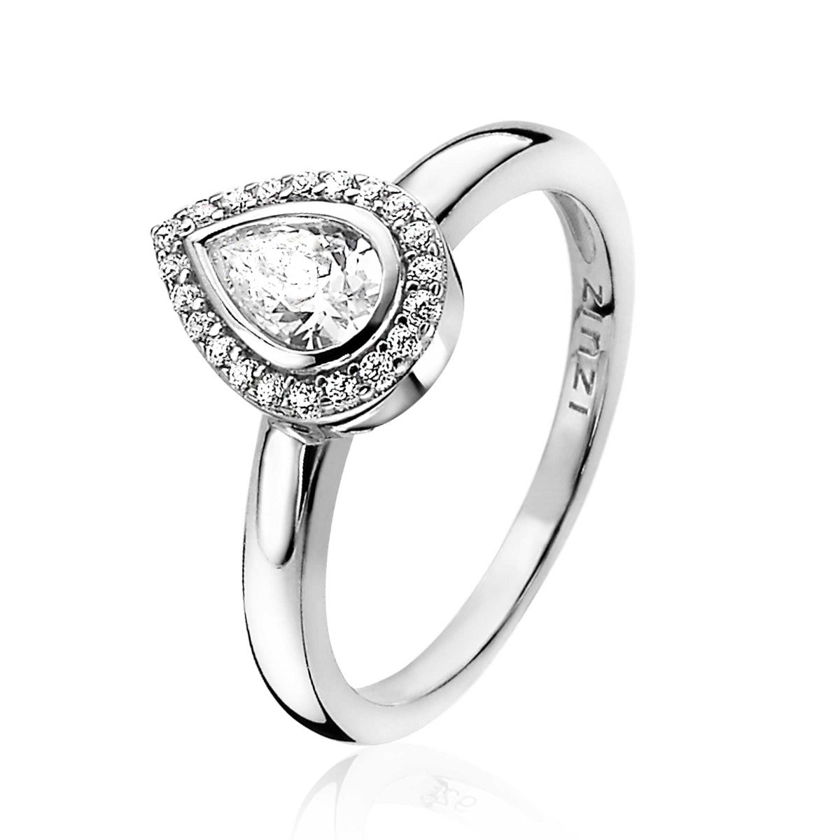 Zilveren ring met een druppelvormige zirkonia en een omlijsting van kleine steentjes.