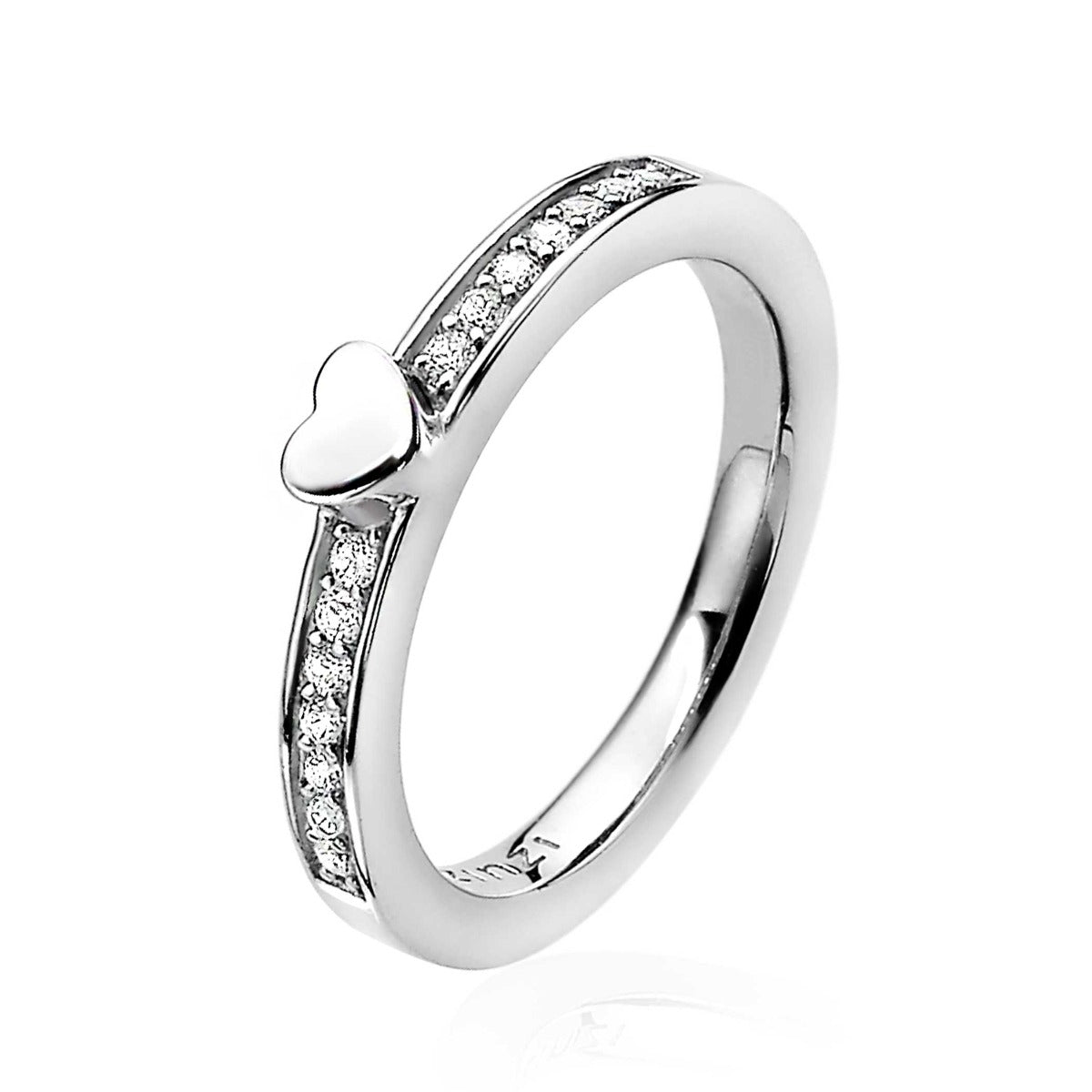 Zilveren ring met hartvormige detail en een rij van kleine steentjes aan de zijkant.
