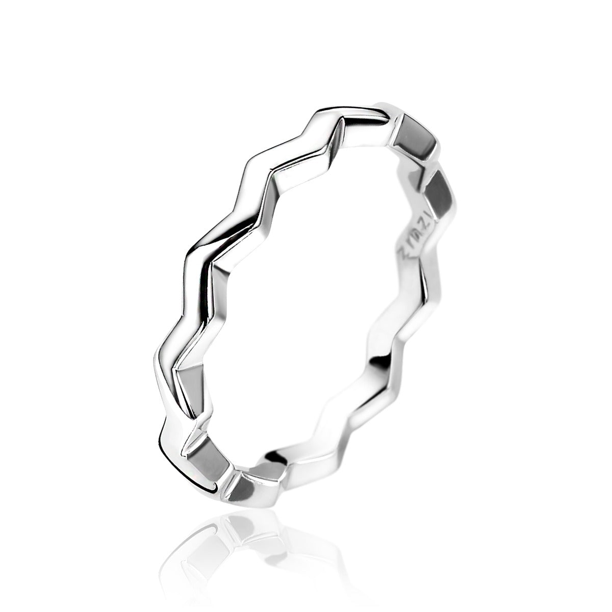Zilveren ring met een golvende, geometrische vorm en een glanzende afwerking.