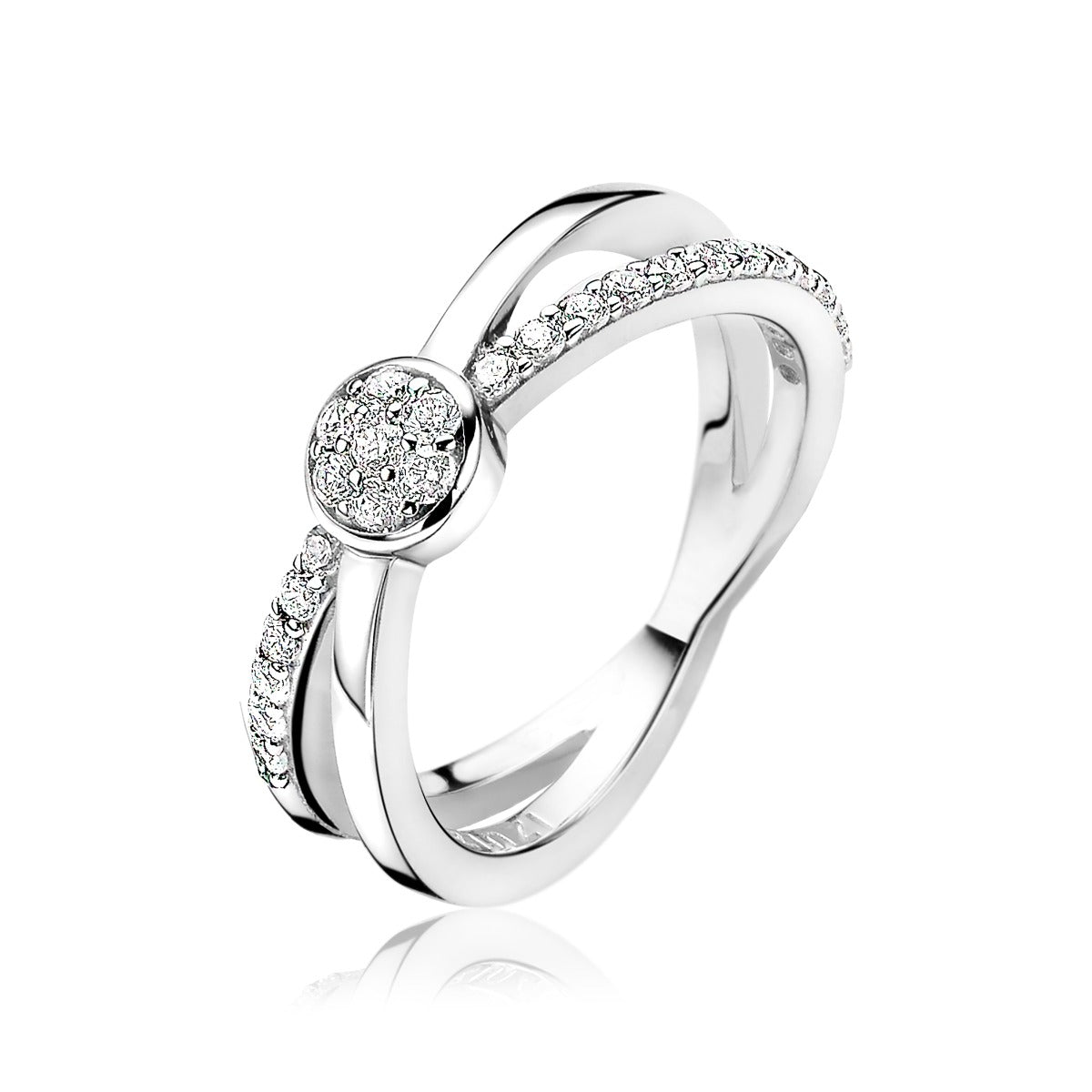 Zilveren ring met een ronde, glinsterende steen en een dubbele band met kleine steentjes.