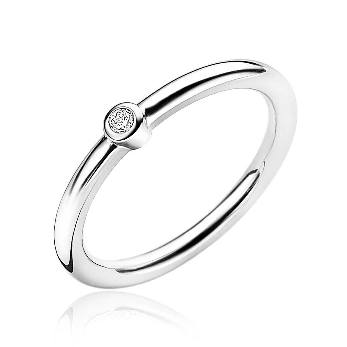 Zilveren ring met een gladde afwerking en een kleine, ronde zirkonia in het midden.