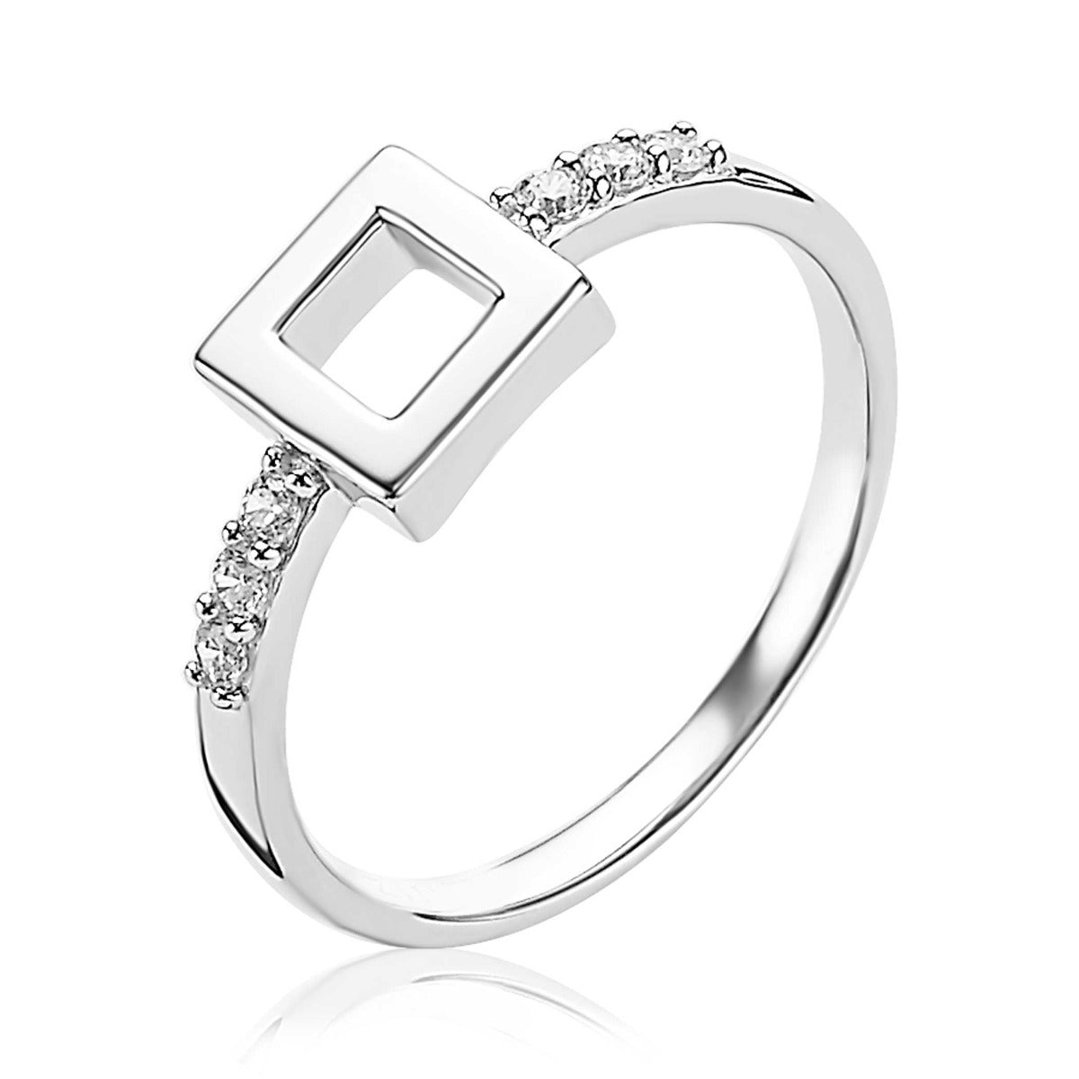 Zilveren ring met vierkante zetting en kleine steentjes aan de zijkanten.