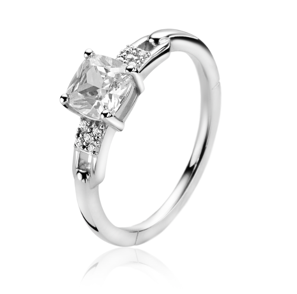 Zilveren ring met een vierkante, heldere steen en kleine sprankelende steentjes aan de zijkanten.