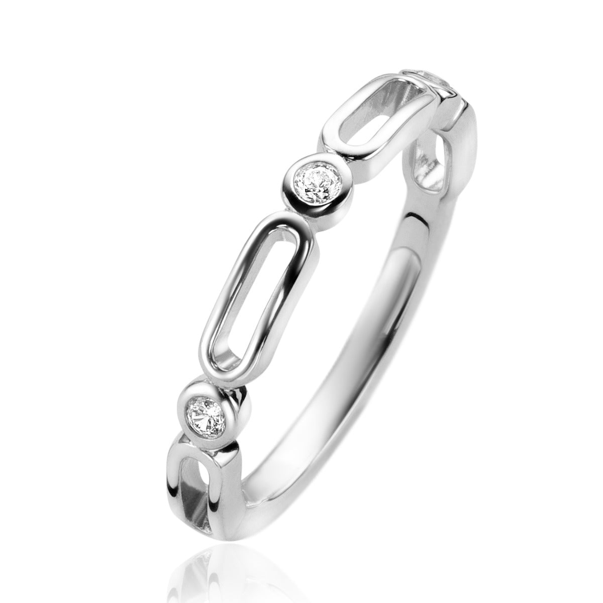 Zilveren ring met een opengewerkt ontwerp en twee kleine, heldere steentjes.
