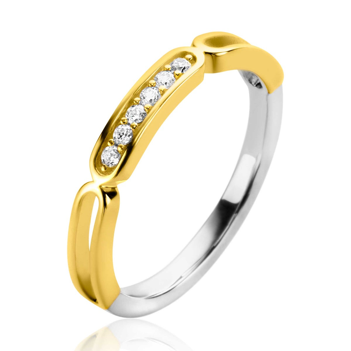 Gouden ring met zilveren afwerking en vijf heldere steentjes in een lijn.