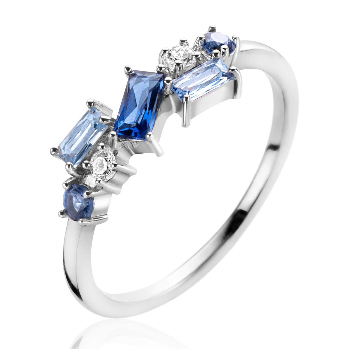 Zilveren ring met blauwe en heldere stenen in verschillende vormen.
