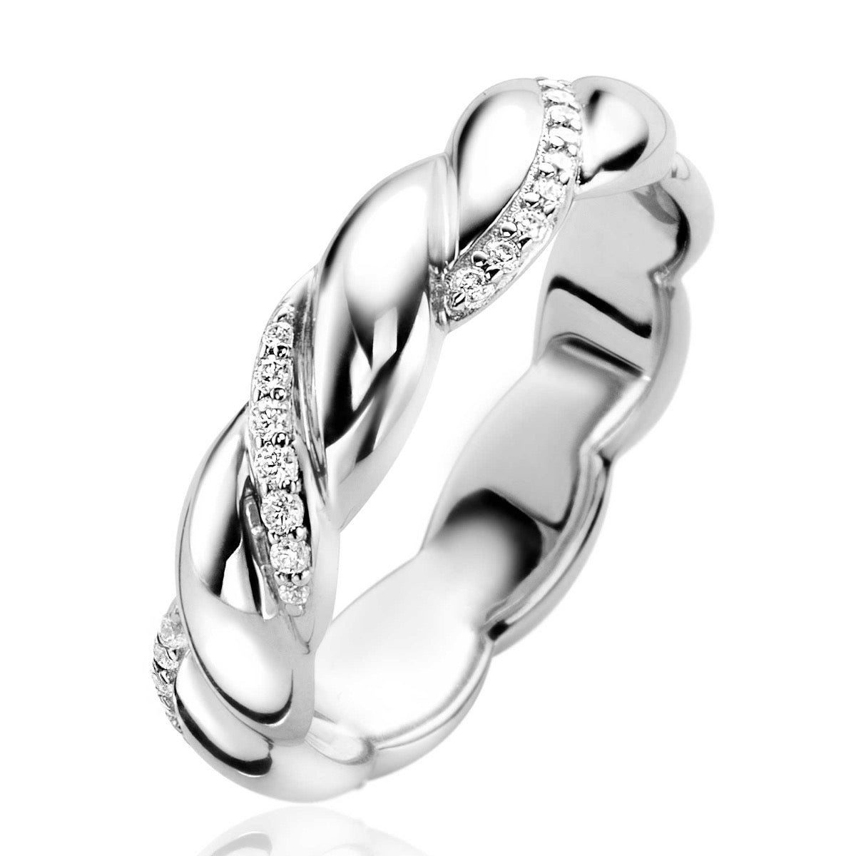 Zilveren ring met een gedraaide band en kleine sprankelende steentjes aan de zijkant.