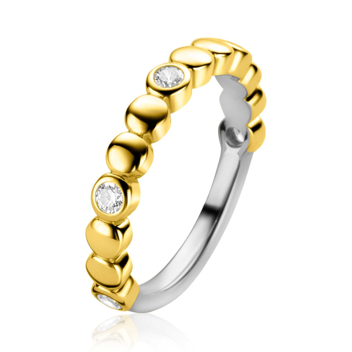 Gouden ring met een gladde afwerking en drie kleine, heldere steentjes.