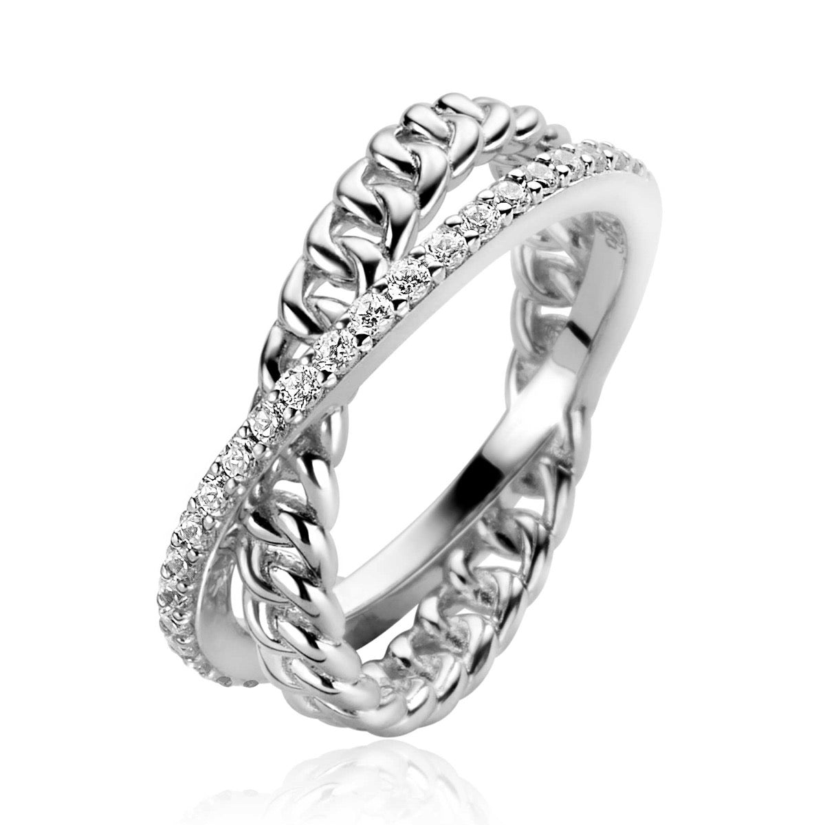 Zilveren ring met een gevlochten design en sprankelende zirconia-steentjes aan de zijkant.