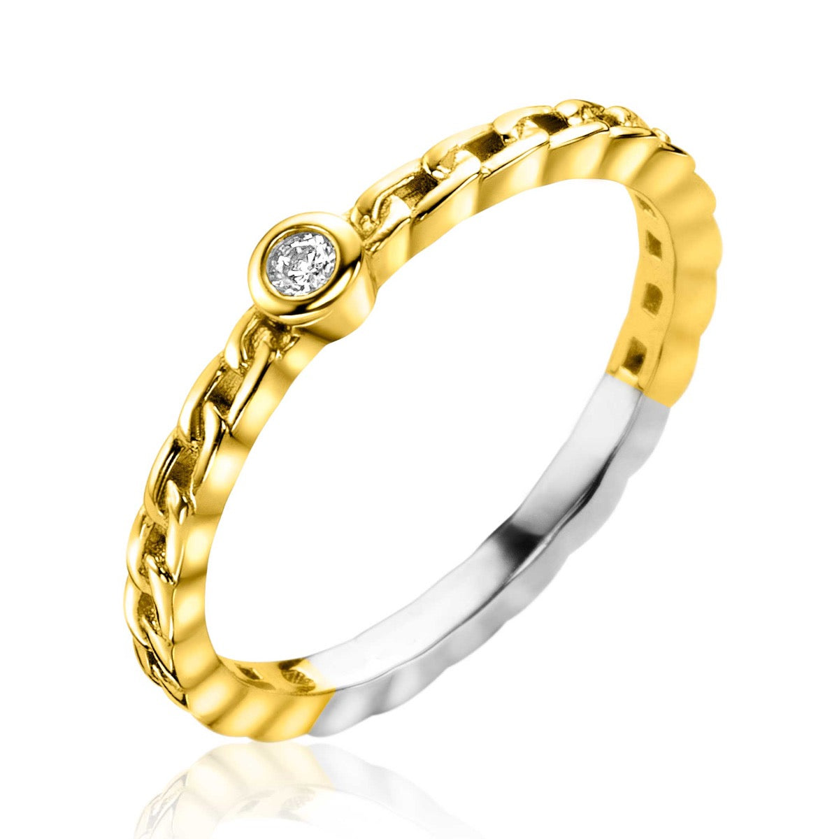 Gouden ring met een gedraaid ontwerp en een kleine heldere steen in het midden.