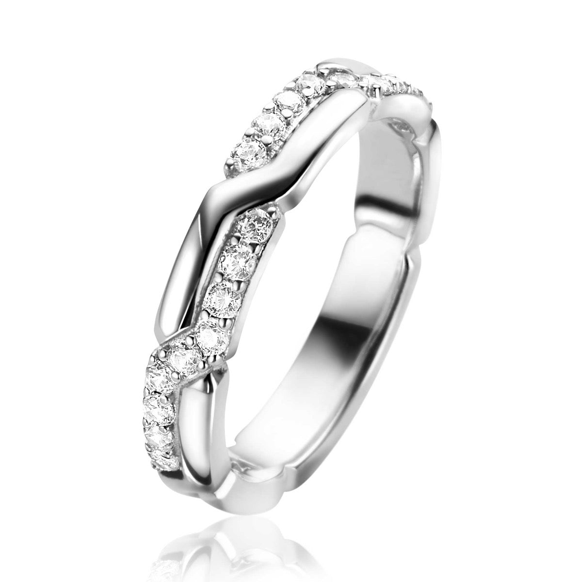 Zilveren ring met een golvende vorm en heldere zirconia steentjes aan de bovenkant.