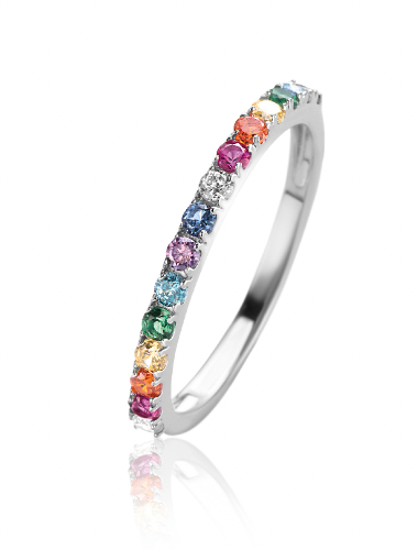 De Zinzi Ring Zilver Zir2486 van Zinzi is een delicate zilveren stapelring, met kleine ronde kleurstenen in een doorlopende rij langs de bovenste helft, afgebeeld op een witte achtergrond.