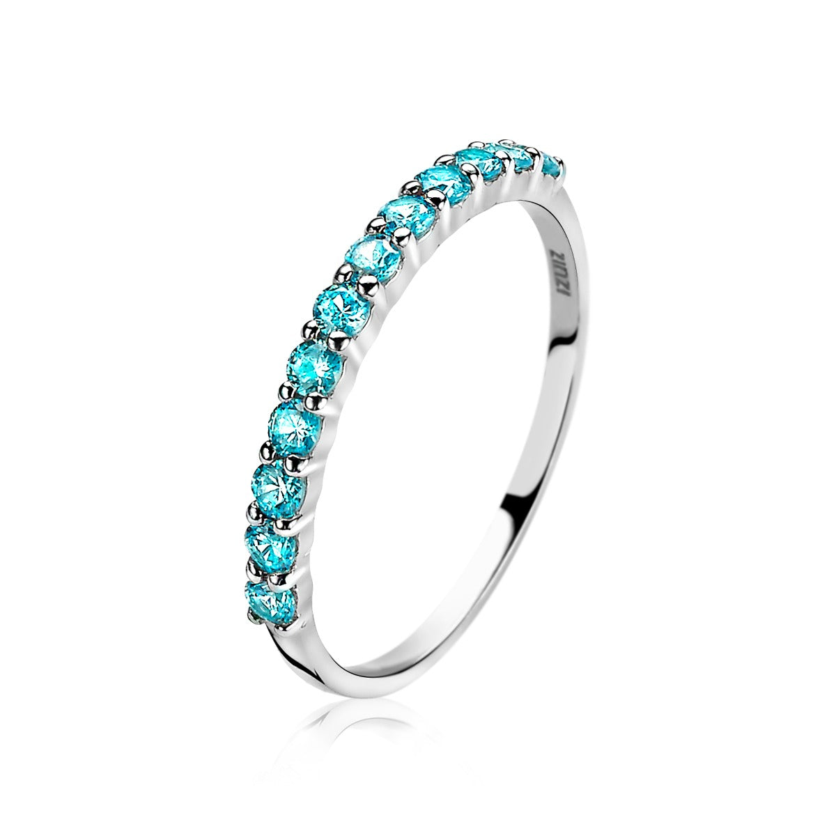 Zilveren ring met blauwe zirconia steentjes in een rechte lijn.