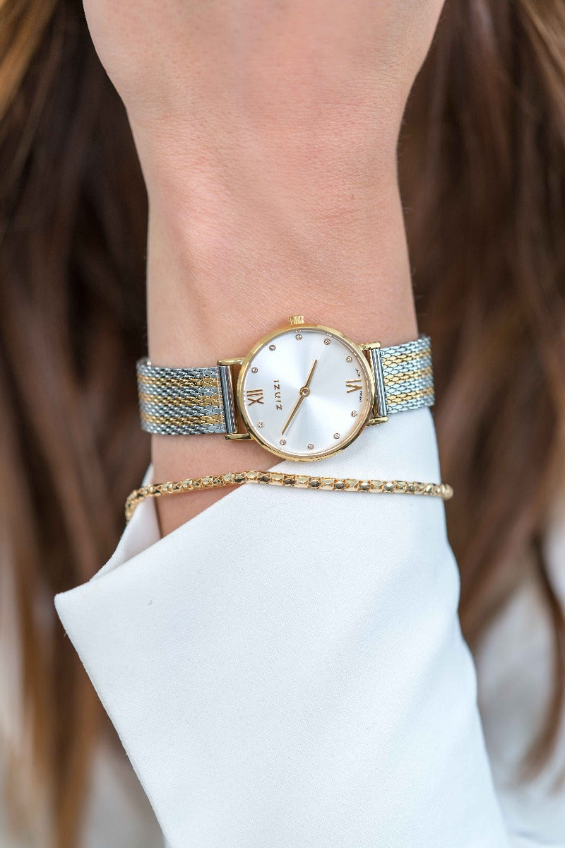 Geelgoudkleurig horloge met een zilverkleurige mesh-band en een witte wijzerplaat.